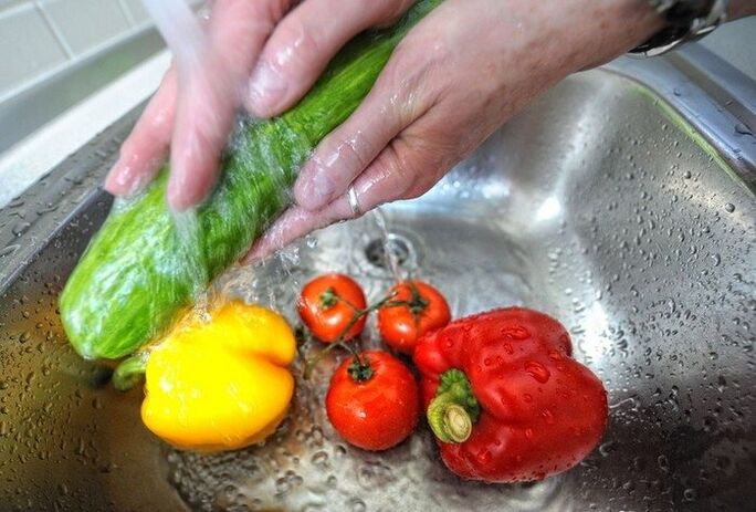 Norint išvengti parazitinės infekcijos, prieš valgant daržoves būtina nuplauti.